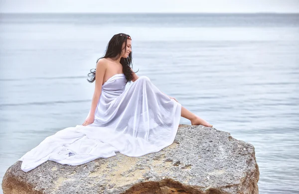 Mujer en tela blanca — Foto de Stock