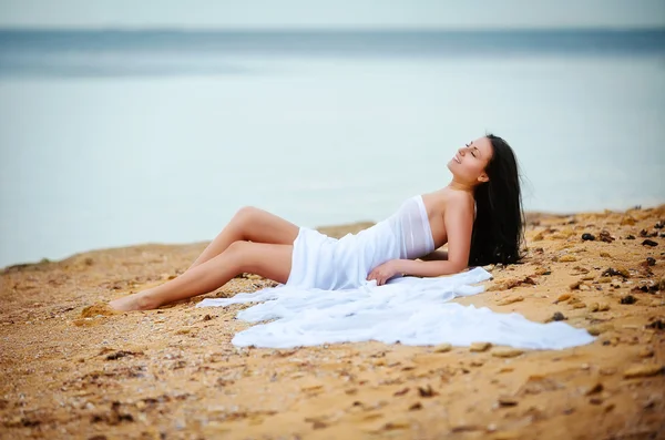Kadın beyaz kumaş — Stok fotoğraf