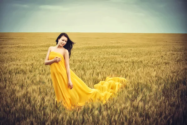 Chica en el campo de trigo — Foto de Stock