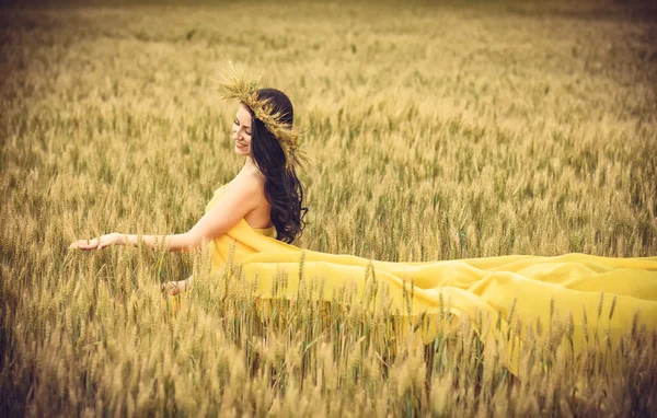 Chica en el campo de trigo — Foto de Stock