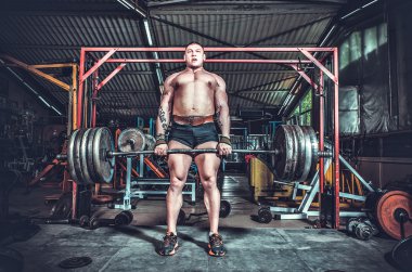 Powerlifter ağırlık kaldırma egzersizleri