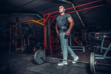 Vücut geliştirmeci Deadlift için hazırlanıyor 