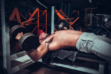 Kaslı vücut egzersizleri yapıyor 