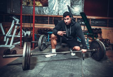 Powerlifter ağırlık kaldırma egzersizleri