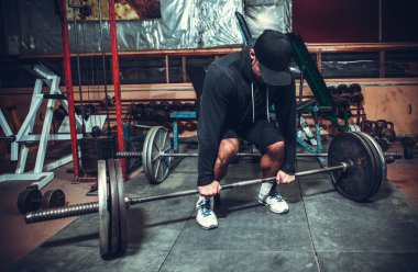 Powerlifter ağırlık kaldırma egzersizleri