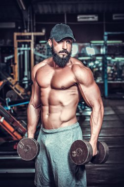 Kaslı vücut egzersizleri yapıyor 