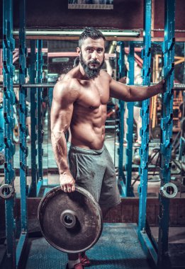 içinde jimnastik salonu kas adam
