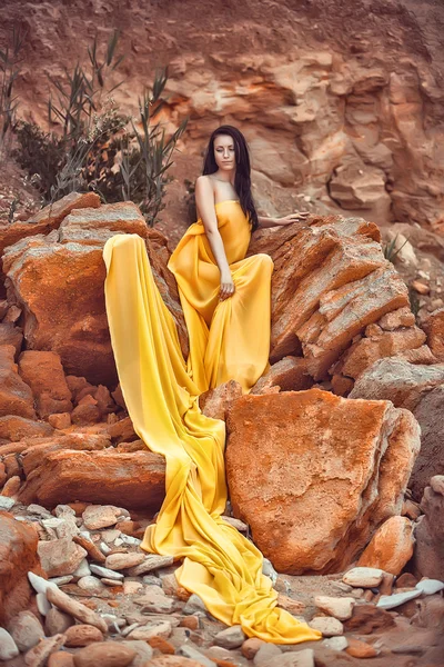 Chica sensual en rocas — Foto de Stock