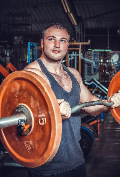 Bodybuilder im Trainingsraum — Stockfoto