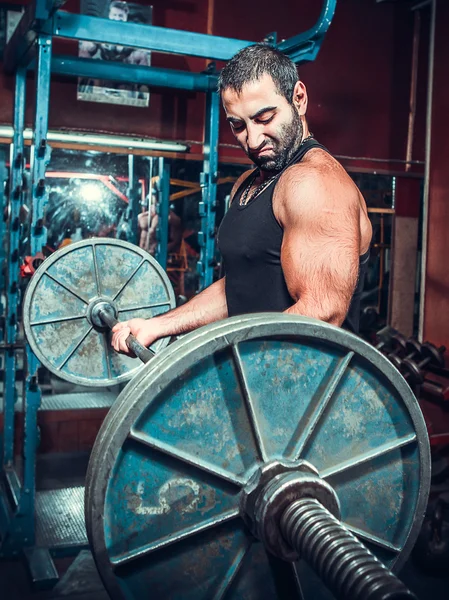Bodybuilder i träningsrummet — Stockfoto