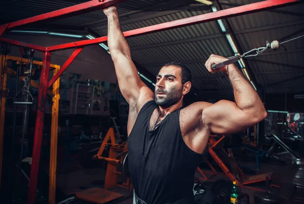 Body Builder tränar på Gym — Stockfoto