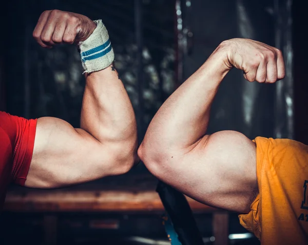 Culturistas masculinos flexionando los músculos — Foto de Stock