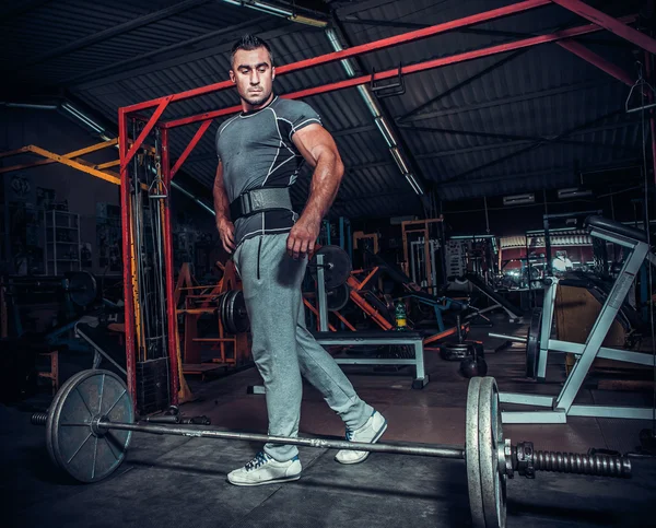 Fisiculturista se preparando para deadlift — Fotografia de Stock