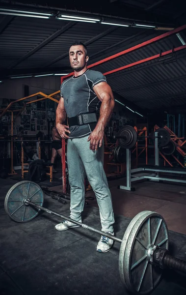 Bodybuilder deadlift voorbereiden — Stockfoto