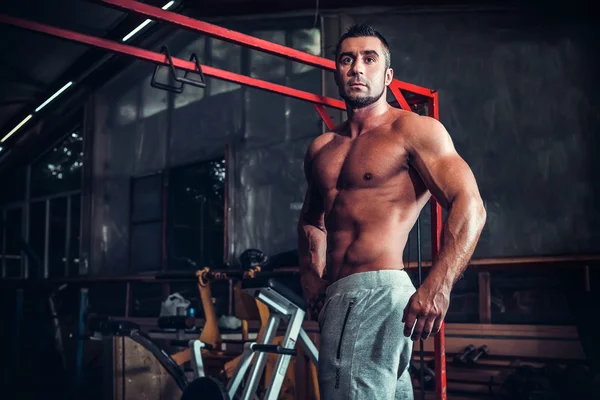 Homem muscular no ginásio — Fotografia de Stock