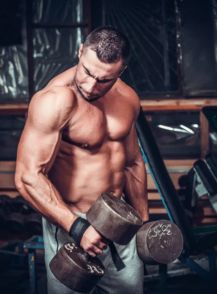 Muskelkräftiger Bodybuilder macht Übungen — Stockfoto