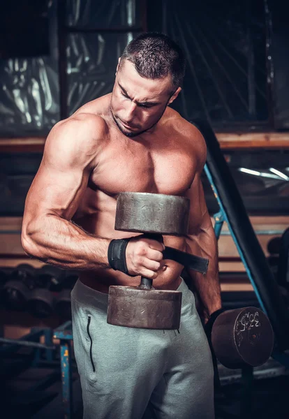 Muskelkräftiger Bodybuilder macht Übungen — Stockfoto
