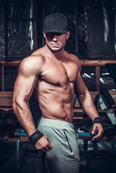 Muscle man in gym — Stockfoto