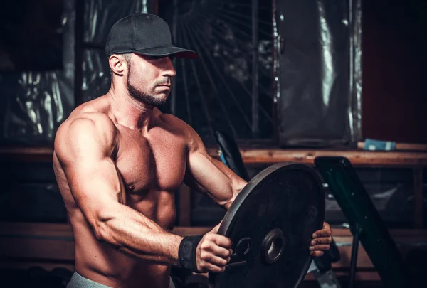 Musculado en club — Foto de Stock