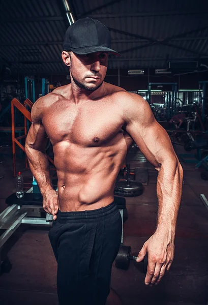 Muscle man in gym — Stockfoto