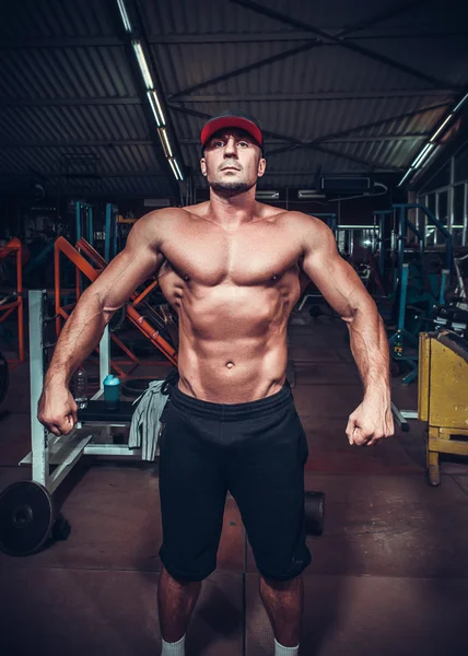 Hombre muscular en el gimnasio — Foto de Stock