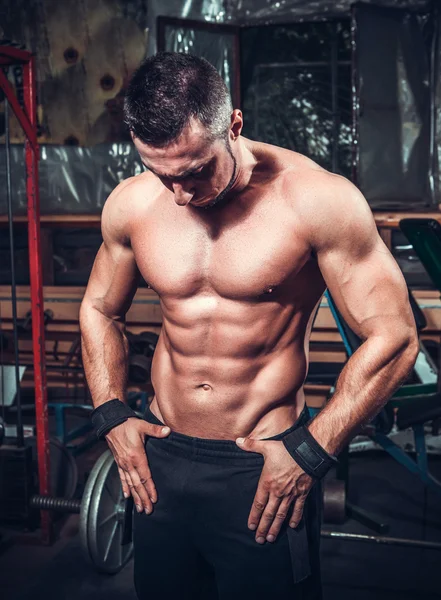 Muskel man i gym — Stockfoto