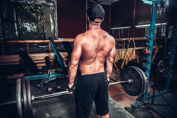Bodybuilder im Trainingsraum — Stockfoto
