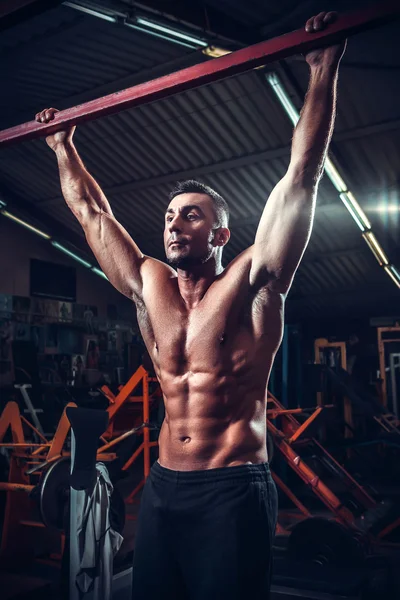 Hombre muscular en el gimnasio — Foto de Stock