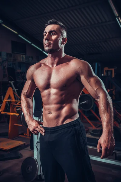 Muscle man in gym — Stockfoto