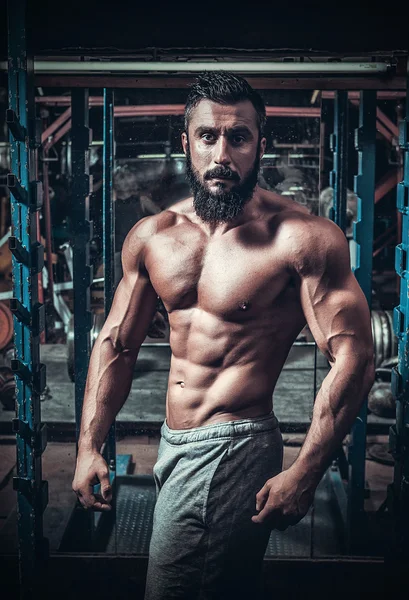 Muscle homme dans la salle de gym — Photo