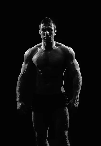 Muskulöser gutaussehender athletischer Mann — Stockfoto