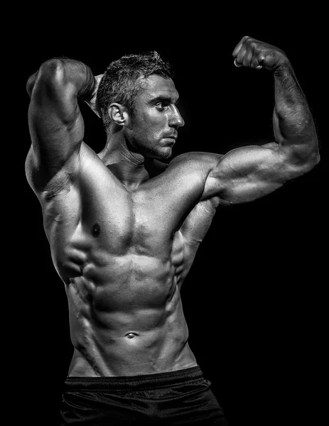Schöner muskulöser Bodybuilder — Stockfoto
