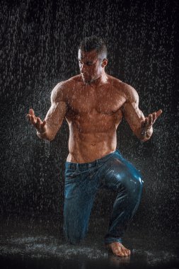 kaslı atletik yakışıklı 