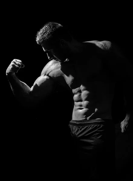 Όμορφος μυϊκή bodybuilder — Φωτογραφία Αρχείου