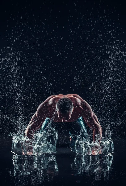 Gespierde knappe sportieve man — Stockfoto