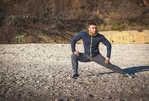 Läufer macht Stretching-Übung — Stockfoto