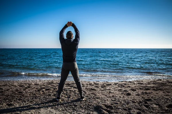 Läufer macht Stretching-Übung — Stockfoto