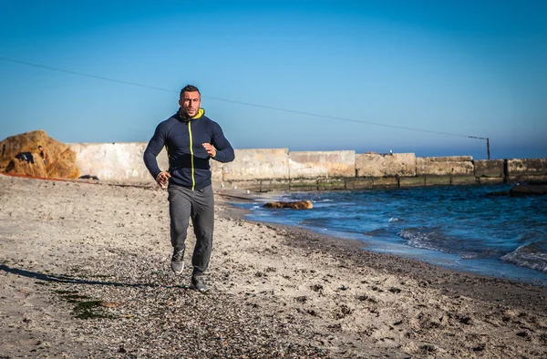 Uomo che fa jogging sulla spiaggia. — Foto Stock