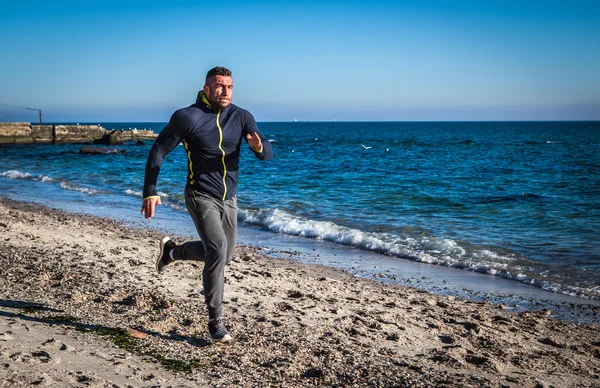 Homem correndo na praia. — Fotografia de Stock