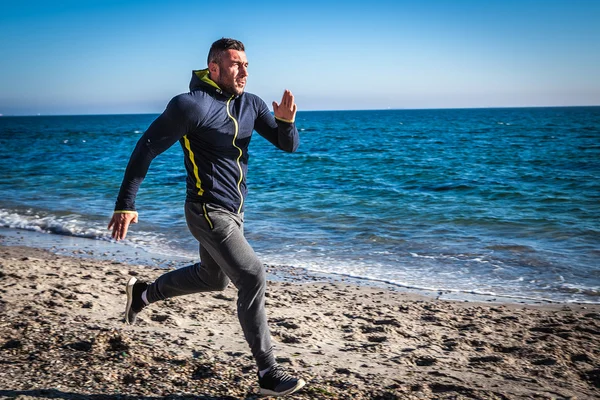 Mężczyzna jogging na plaży. — Zdjęcie stockowe