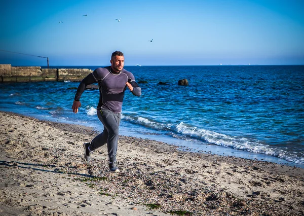 Homem correndo na praia. — Fotografia de Stock