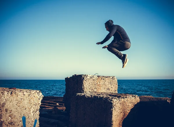 남자 수행 freerunning 점프 — 스톡 사진