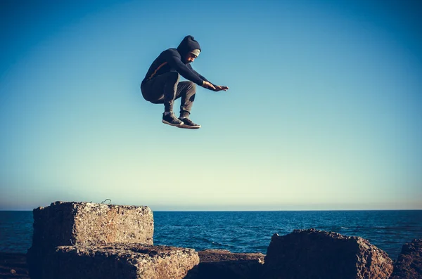 Mężczyzna wykonujący freerunning skok — Zdjęcie stockowe