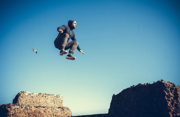 Uomo che esegue il salto freerunning — Foto Stock