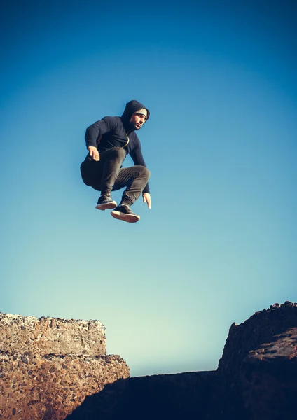 Uomo che esegue il salto freerunning — Foto Stock