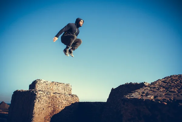 Homme effectuant freerunning saut — Photo