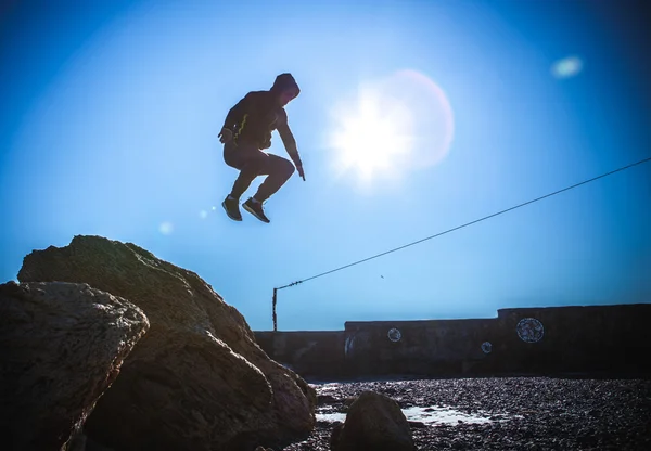 Mężczyzna wykonujący freerunning skok — Zdjęcie stockowe