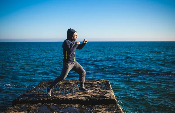 Karatetraining an der Küste — Stockfoto