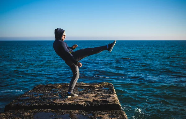 Karatetraining an der Küste — Stockfoto