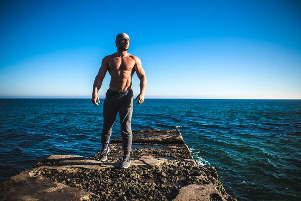 Człowiek stojący na skale — Zdjęcie stockowe